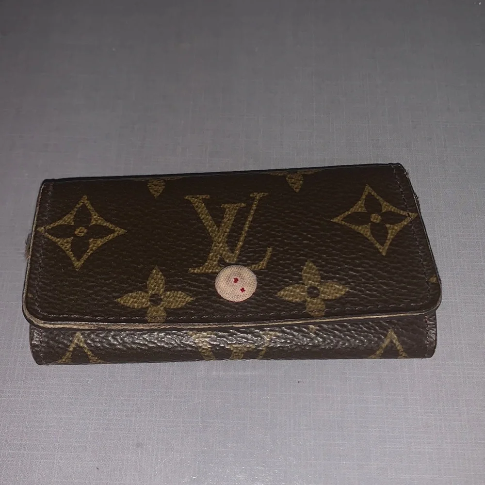 ♥️ ♥️ Louis Vuitton Monogram signature design LV Logo 4 key holder M/F